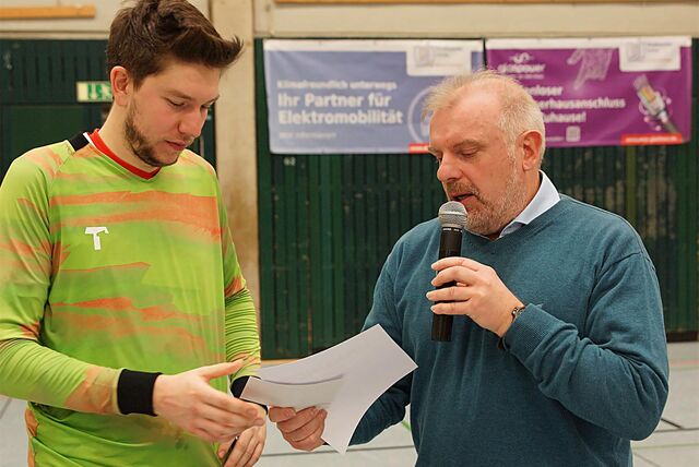 Unnas Bürgermeister Dirk Wigant bei der Siegerehrung bei Hemmerde-Kapitän Dustin Keil (l.).