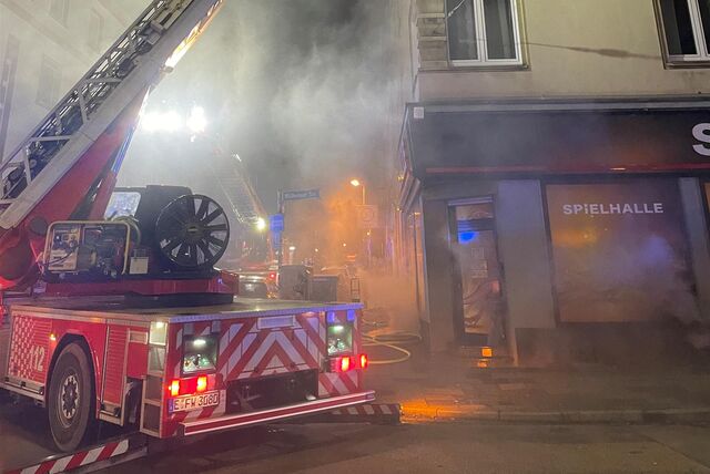 Die Feuerwehr Essen rettete 6 Menschen aus dem verrauchten Mehrfamilienhaus in Essen-Frohnhausen.