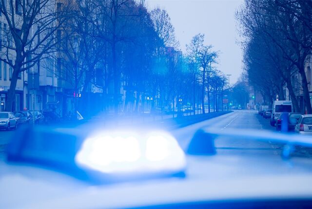 Ein Blaulicht leuchtet auf dem Dach eines Streifenwagens der Polizei.