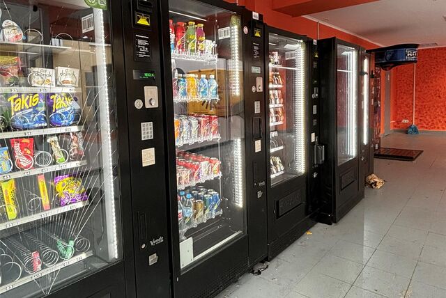 Kaputter Automat in Automaten-Kiosk: Wer hier etwas kaputt macht, muss damit rechnen, per Video-Aufnahme verfolgt zu werden.