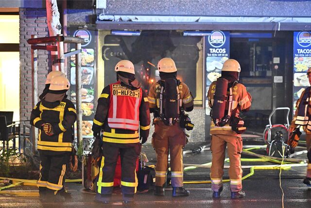Feuerwehrleute löschen den Brand in einer Shisha-Bar in Recklinghausen.