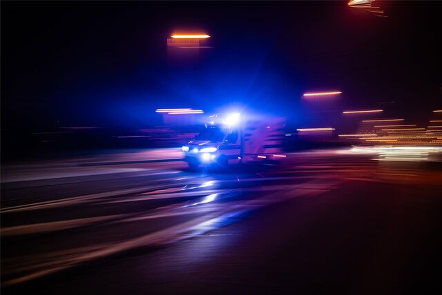 Ein Rettungswagen fährt in der Silvesternacht mit Blaulicht: In der Nacht auf den Neujahrstag hat sich an der Lichtendorfer Straße ein Auto überschlagen.