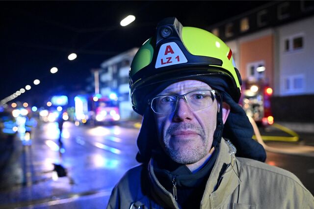 Feuerwehrsprecher Michael Wolters steht in Uniform auf der Ludwigstraße in Oer-Erkenschwick.