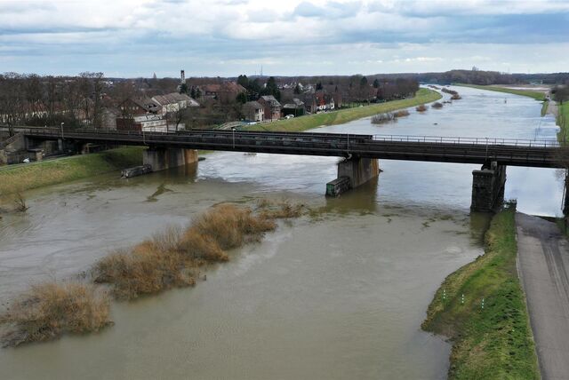 Das Hochwasser ist zwar um mehr als einen Meter zurückgegangen, aber das Lippebett ist noch immer sehr voll und der Pegel wird wieder etwas steigen.