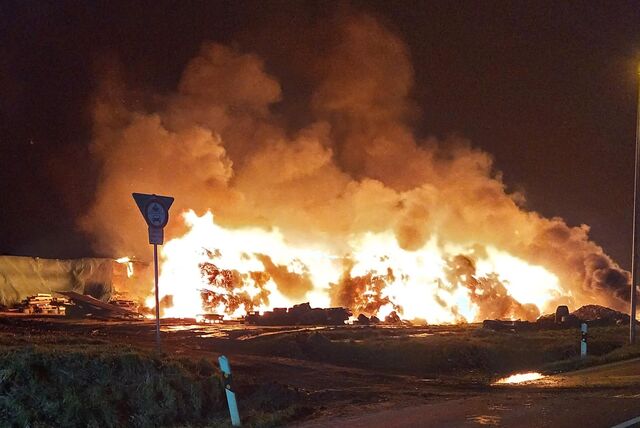 Mehrere hundert Strohballen brannten in Gangelt in der Silvesternacht nieder.