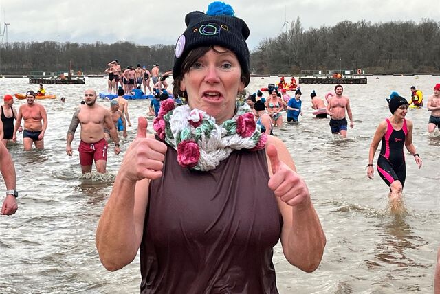 Christine Nestola fand die Bedingungen für das Neujahrsschwimmen in Haltern am See einfach top. Sie steht im Wasser und hält beide Daumen nach oben