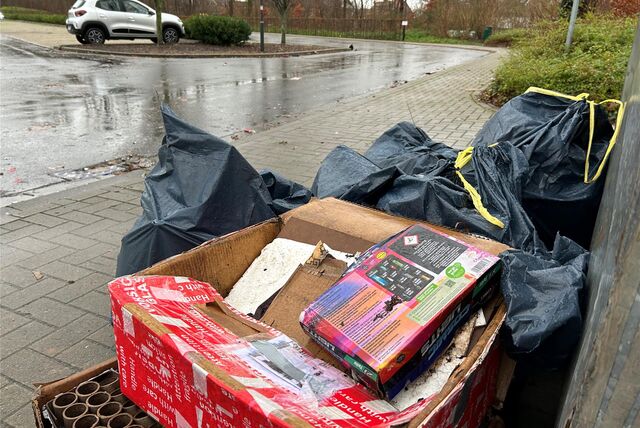 Auf dem Parkplatz an der Mensa der Hochschule für Finanzen in Nordkirchen sind noch Reste von Feuerwerkskörpern verteilt. Bei einem Unfall am Neujahrsabend verletzten sich zwei Jugendliche schwer.