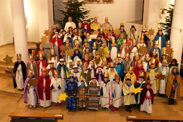 Sternsinger in einer Kirche