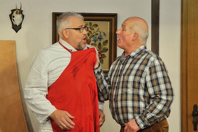 Zwei Theaterspieler fauchen sich an.
