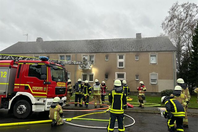 Kräfte der Feuerwehr Recklinghausen am 2.1.2024 im Einsatz an einem Mehrfamilienhaus in der Drosselstraße