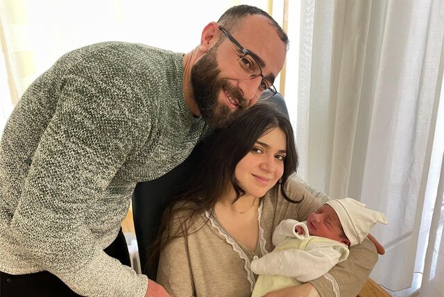 Rouaa und Majd sind die stolzen Eltern des kleinen Milan. Dem Ehepaar aus Dortmund-Marten ist es egal, dass ihr Kind nur ein „Fast-Neujahrsbaby“ ist. Geboren wurde der Junge im Rochus-Hospital in Castrop-Rauxel.