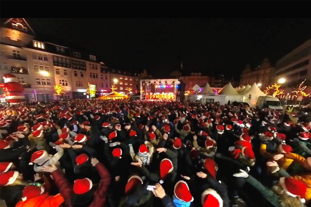 878 Menschen mit roten Zipfelmützen machten bei dem Weltrekord auf dem Castroper Marktplatz mit. 878 Menschen mit roten Zipfelmützen machten bei dem Weltrekord auf dem Castroper Marktplatz mit.