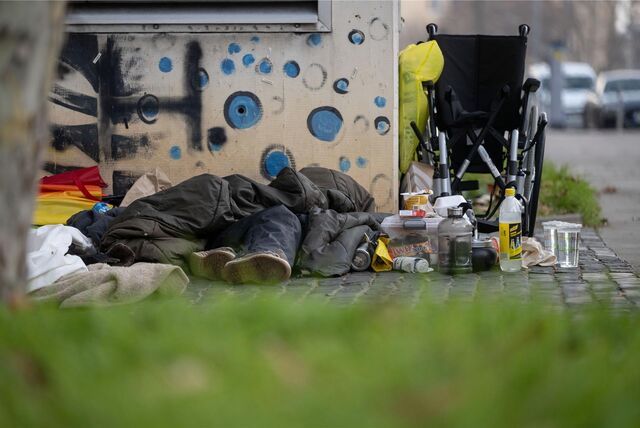 Das Symbolfoto zeigt eine obdachlose Person, die unter einem Schlafsack liegt.