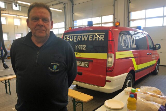 Josef Pieper, seit 43 Jahren bei der Freiwilligen Feierwehr, hält im Gerätehaus an der Hedwig-Kiesekampstraße die Stellung und hat Verpflegung für die Kameraden vorbereitet.