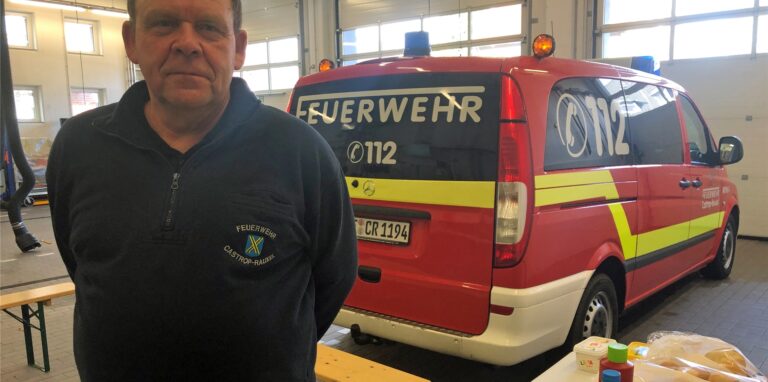 Josef Pieper, seit 43 Jahren bei der Freiwilligen Feierwehr, hält im Gerätehaus an der Hedwig-Kiesekampstraße die Stellung und hat Verpflegung für die Kameraden vorbereitet.