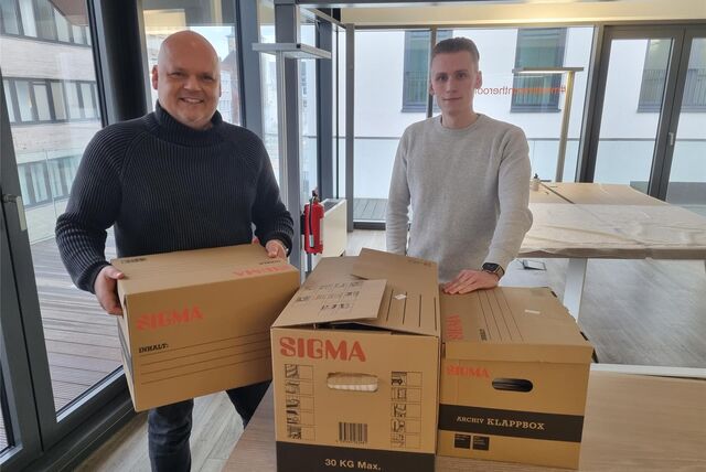 Mirko und Cedric Simnovec mit Umzugskisten in ihrer Agentur mit Coworking-Space in Recklinghausen.