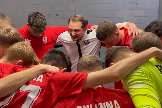 Sebastian Eckei macht die Spieler von RW Unna heiß.
