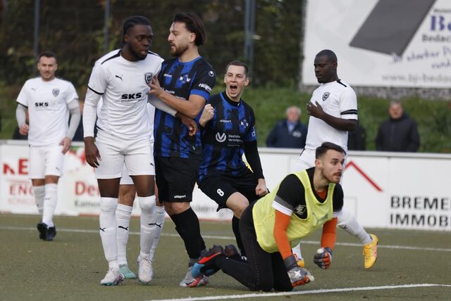 Die Spieler von SW Wattenscheid 08 (weiße Trikots) bekommen einen neuen Coach.
