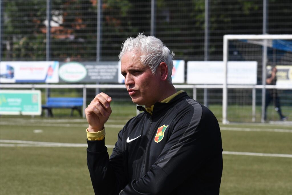 Jan Ramadan trainierte drei Jahre erfolgreich den FC Roj in der Bezirksliga und soll nun SW Wattenscheid 08 vor dem Landesliga-Abstieg retten.