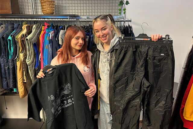 Zwei Kundinnen im Second-Hand-Laden Think Twice in Dortmund.