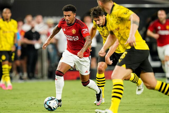 Jadon Sancho im Zweikampf.