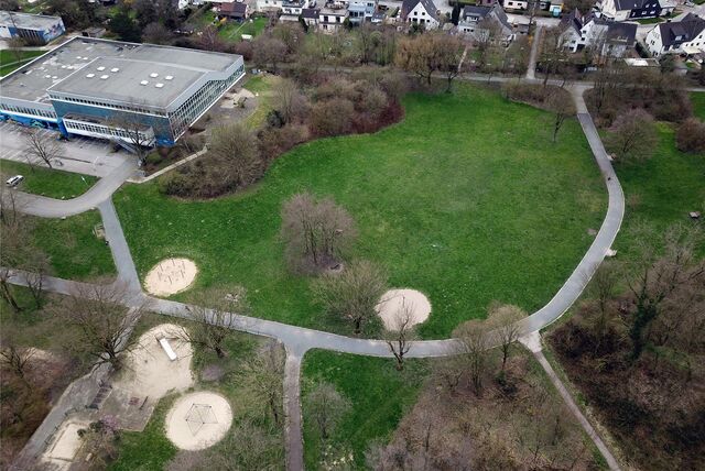 Hier wird ein Eine-Million-Euro-Spielplatz entstehen: Auf der Grünfläche hinter dem Hallenbad wird im Jahr 2024 umgebaut.