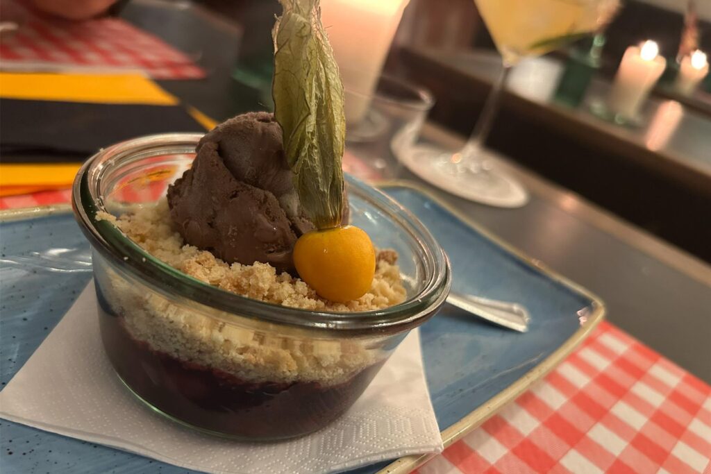 Das Dessert: Kirschkompott, Zimt-Buttercrumble und Schokoeis Das Dessert: Kirschkompott, Zimt-Buttercrumble und Schokoeis