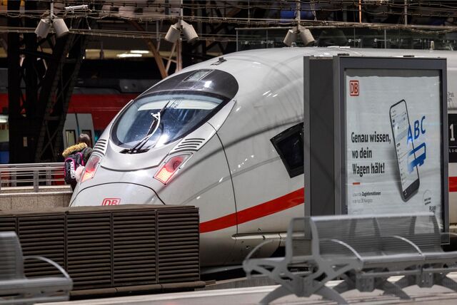 Ein ICE steht auf einem Gleis.