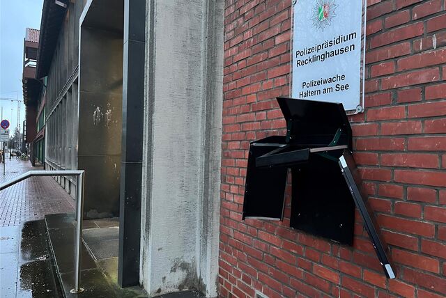 Demolierter Briefkasten an der Halterner Polizeiwache