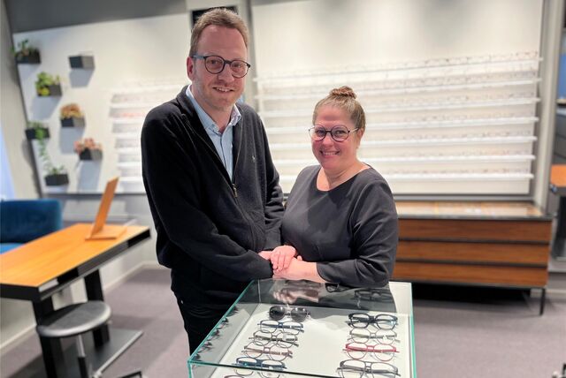 Markus und Madeleine Claßen von Optik Claßen in ihrem Geschäft.