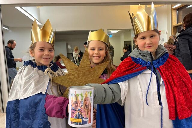 Greta, Rosalie und Paula als Sternsinger verkleidet.