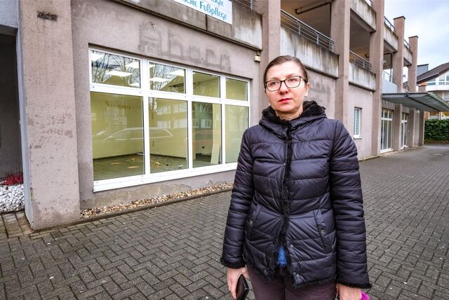 Valentina Pawlak steht vor ihrer leer geräumten Apotheke in Recklinghausen.
