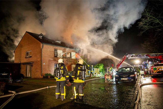 Am Montagabend (4.1.) wurden Einsatzkräfte von Polizei und Feuerwehr zur Malmedystraße in Kamp-Lintfort gerufen.