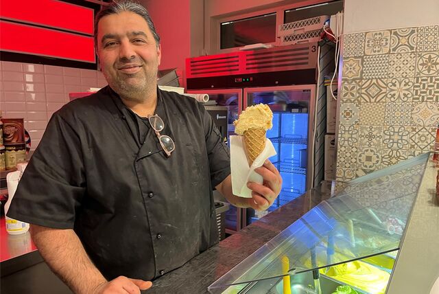 Jeladin Saljuki mit Eishörnchen in der Hand
