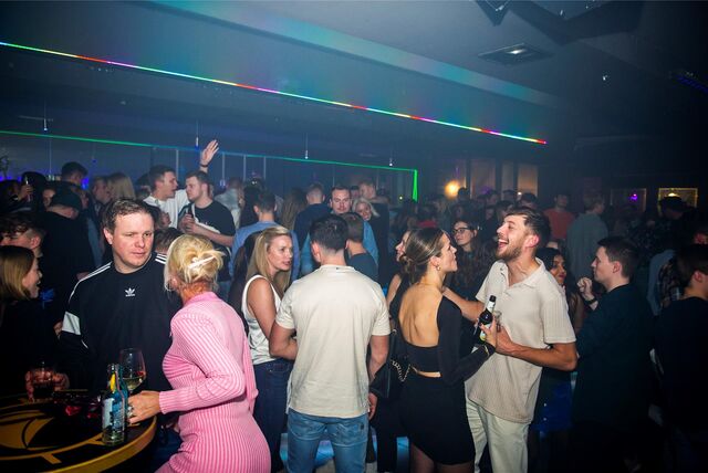 Feiernde Leute in der Stadtmühle in Haltern