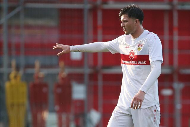 Antonis Aidonis streckt seine rechte Hand aus.