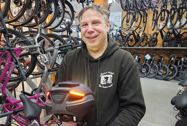 Der blinkende Fahrradhelm ist erst seit kurzem zugelassen, wird im Laden von Volker Anderl aber immer beliebter