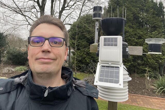 Marc Heubes misst Wetterdaten in seinem Garten in Sölde.