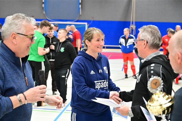 Larissa Kock von der „Ü32“ des SV Titania war die einzige Frau beim Turnier und führte die „Alten Herren“ von der Esseler Straße als Spielführerin aufs Feld.