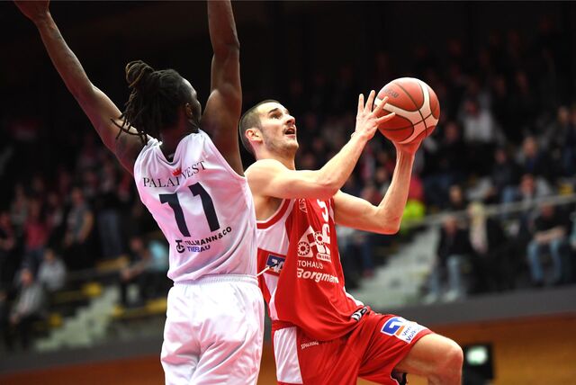 Basketball Regionalliga West Vestische Arena 6. Januar 2024, Citybasket Recklinghausen – BSV Münsterland Baskets Wulfen 75:90. Topscorer unter sich: Der Wulfener Alexander Winck erzielte 24 Punkte, Zach Hinton für Citybasket 34.