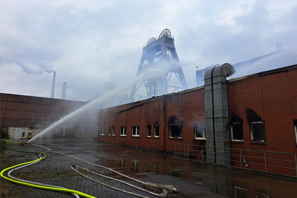 Die Feuerwehr Marl greift den Brand in der alten Grubenwarte mit Löschwasser von außen an. Die Feuerwehr Marl greift den Brand in der alten Grubenwarte mit Löschwasser von außen an.