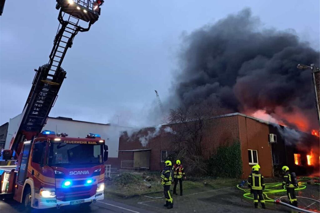 Auch eine Drehleiter setzt die Feuerwehr bei den Löscharbeiten ein. Auch eine Drehleiter setzt die Feuerwehr bei den Löscharbeiten ein.