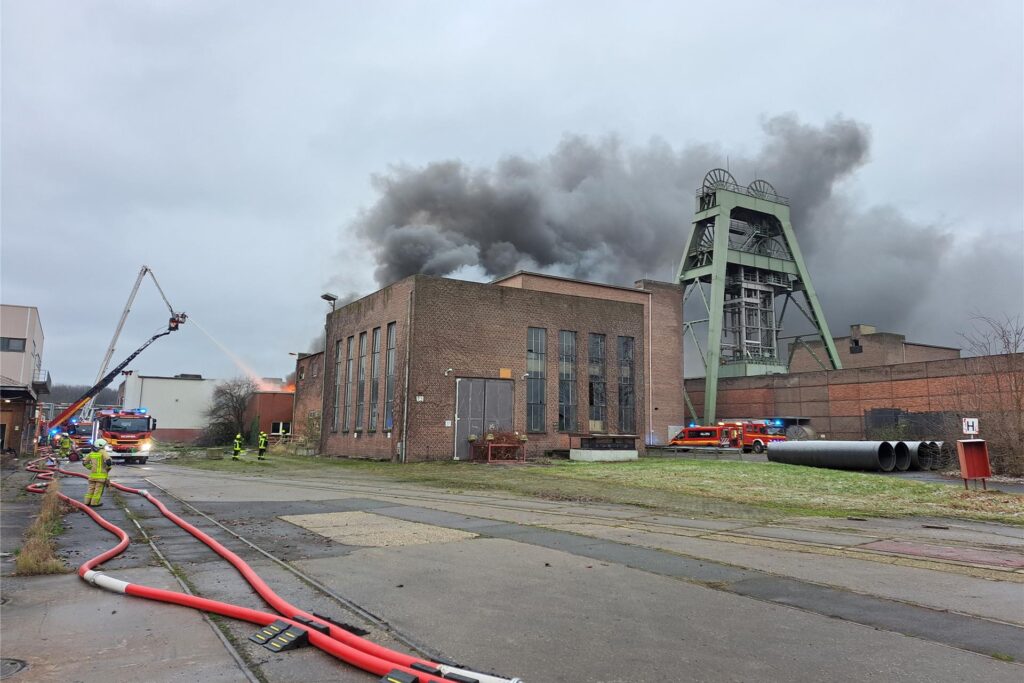Mit vereinten Kräften löschen Feuerwehr Marl und Werkfeuerwehr den Brand des Bürogebäudes. Mit vereinten Kräften löschen Feuerwehr Marl und Werkfeuerwehr den Brand des Bürogebäudes.