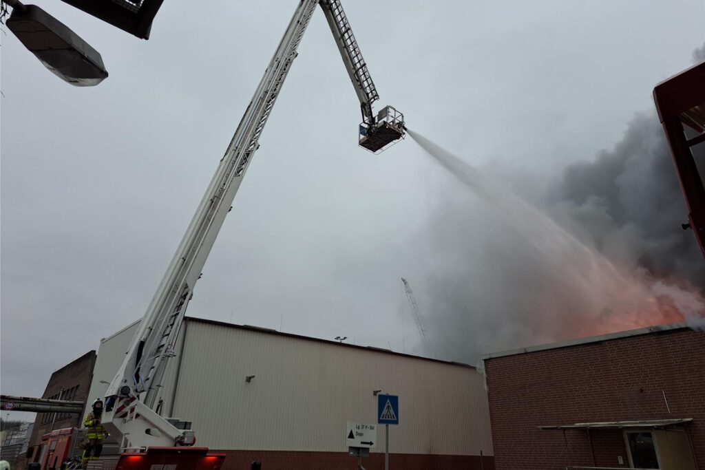 Nun greift die Feuerwehr den Brand auch von oben an und setzt einen Kran ein. Nun greift die Feuerwehr den Brand auch von oben an und setzt einen Kran ein.