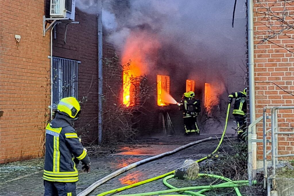 Feuerwehrleute kämpfen auf dem Gelände der ehemaligen Zeche Auguste Victoria (AV) in Marl gegen die Flammen. Feuerwehrleute kämpfen auf dem Gelände der ehemaligen Zeche Auguste Victoria (AV) in Marl gegen die Flammen.