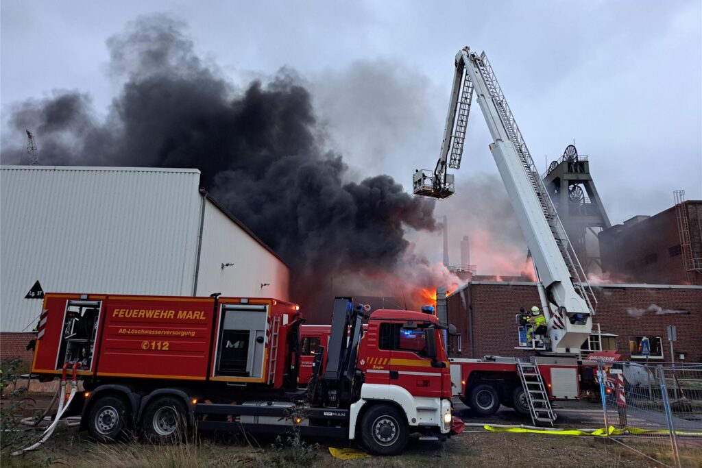 Die Feuerwehr löscht über eine Drehleiter den Großbrand auf dem Gelände der ehemaligen Zeche Auguste Victoria (AV) in Marl. Die Feuerwehr löscht über eine Drehleiter den Großbrand auf dem Gelände der ehemaligen Zeche Auguste Victoria (AV) in Marl.