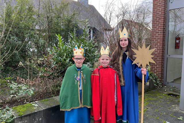 Moritz, Pia und Mia vor der Kirche Christ König in Sickingmühle.