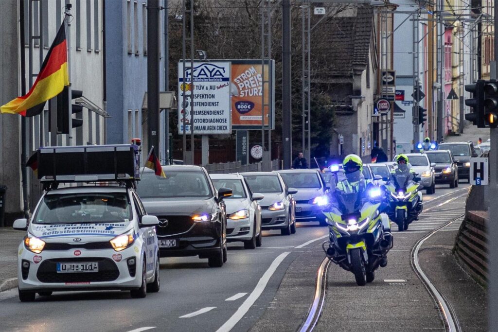 Der Autokorso fuhr unter anderem über die Evinger Straße in Richtung Norden und bog dort auf die Kemminghauser Straße in Richtung Osten ab. Der Autokorso fuhr unter anderem über die Evinger Straße in Richtung Norden und bog dort auf die Kemminghauser Straße in Richtung Osten ab.