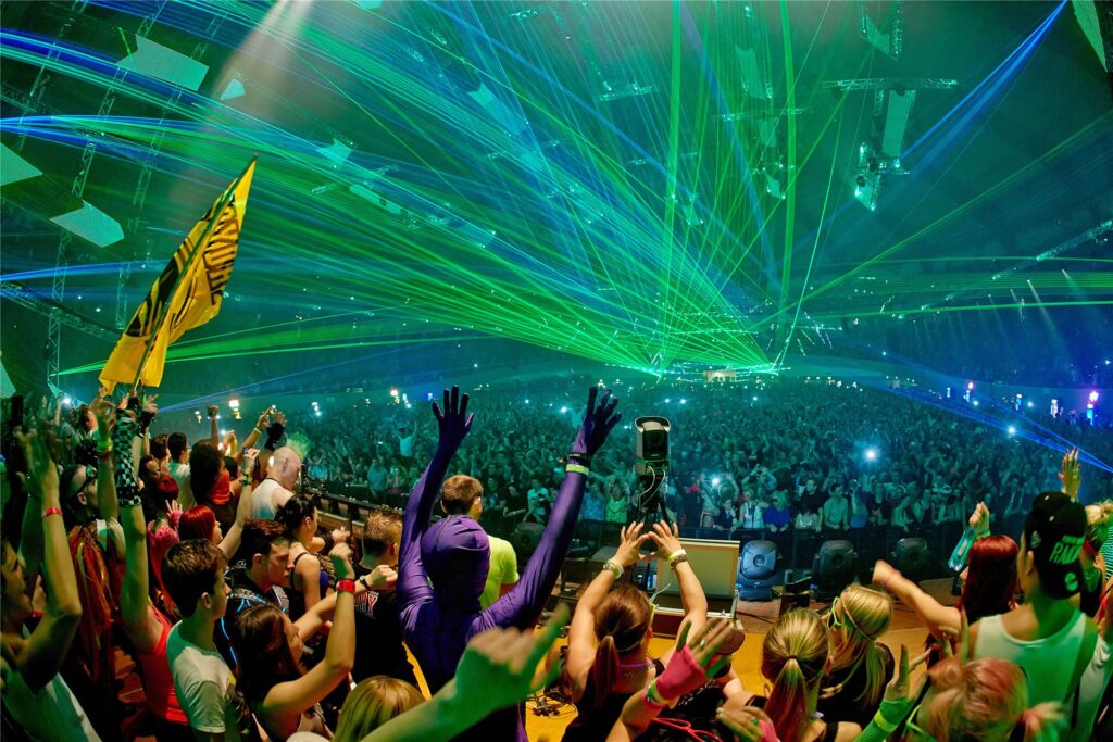Technofans tanzen beim Technofestival 
