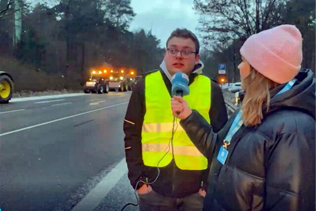 Landwirt Benedikt Franzen aus Haltern wird von Reporterin Anne Schiebener interviewt.